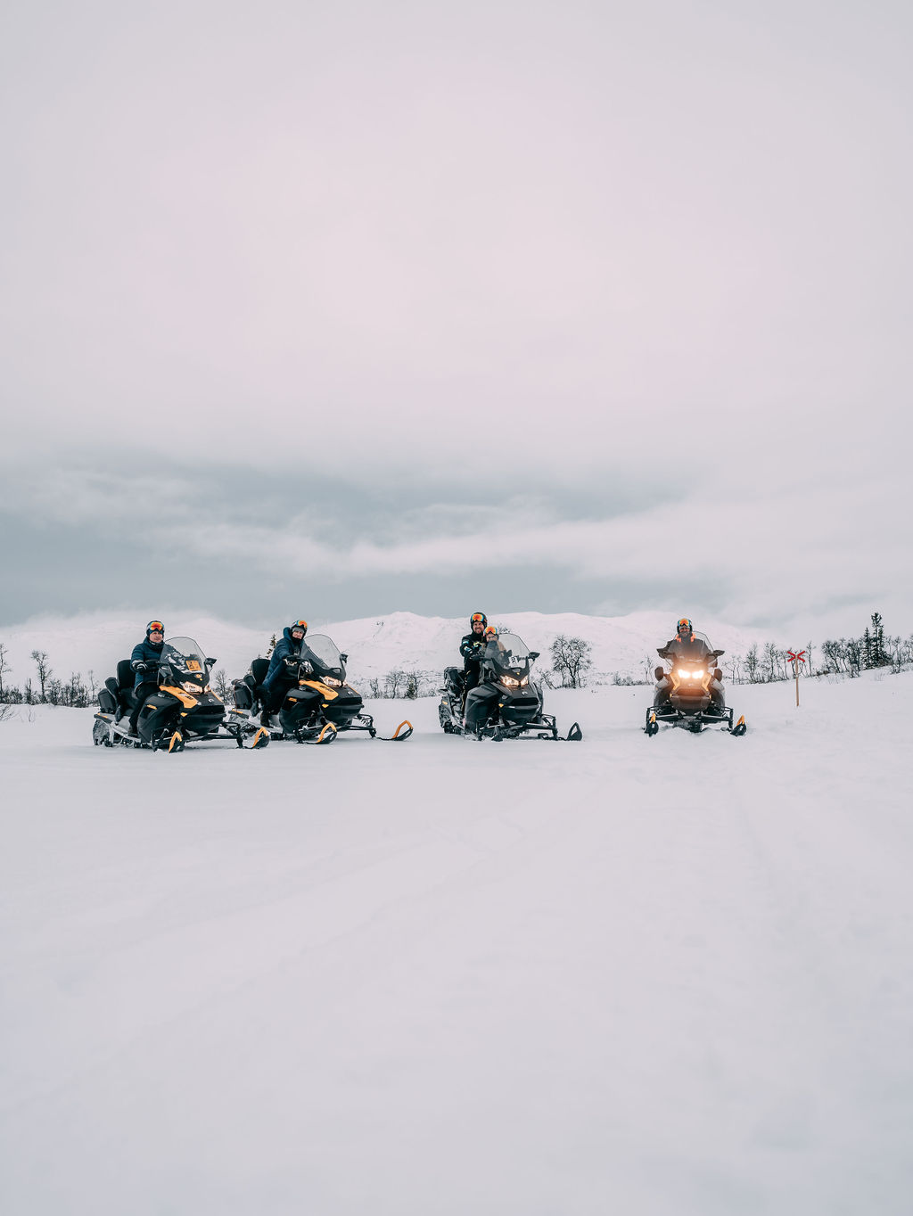 Snøscootere oppstilt på fjellet ved Rauland