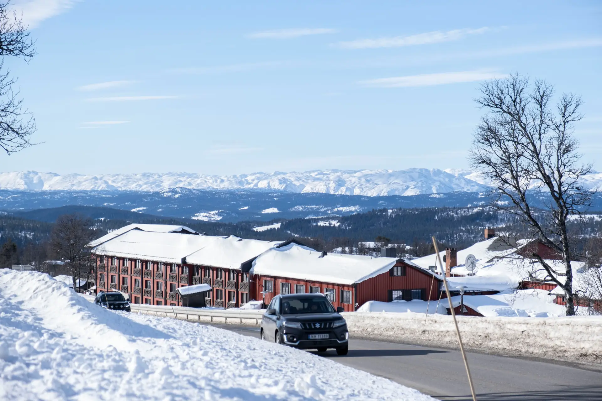 Rauland Høgfjellshotell med snødekte fjell og gratis parkering om vinteren