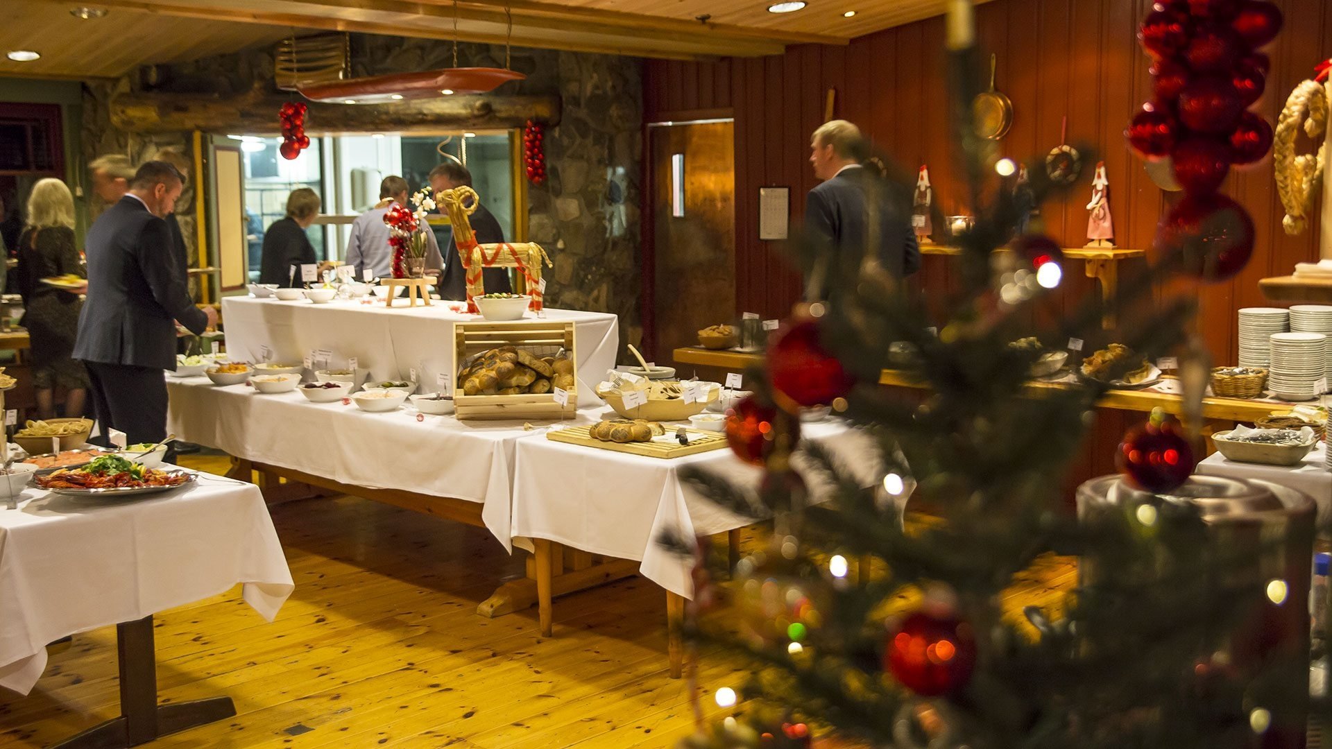 Julebord med tradisjonell julemat og julepynt i restauranten