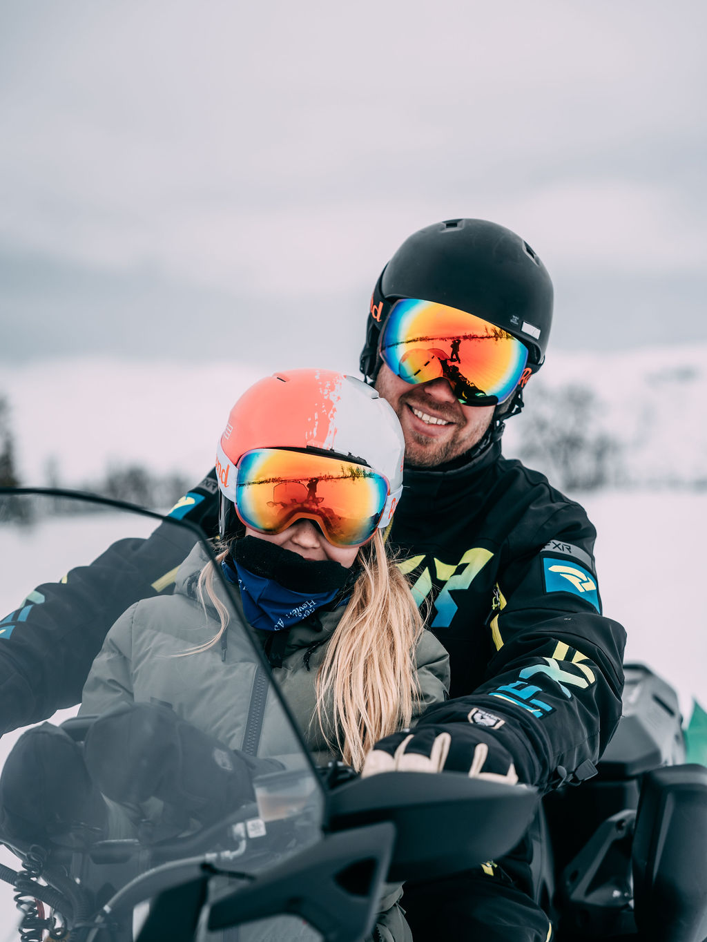 Par på snøscooter i vinterfjellet ved Rauland