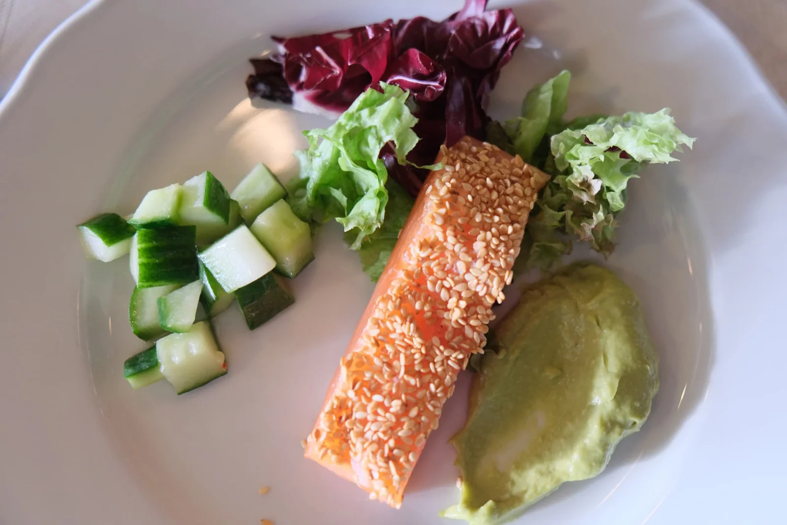 Ovnsbakt laks med sesamskorpe, salat og ertepuré på Restaurant Falkeriset