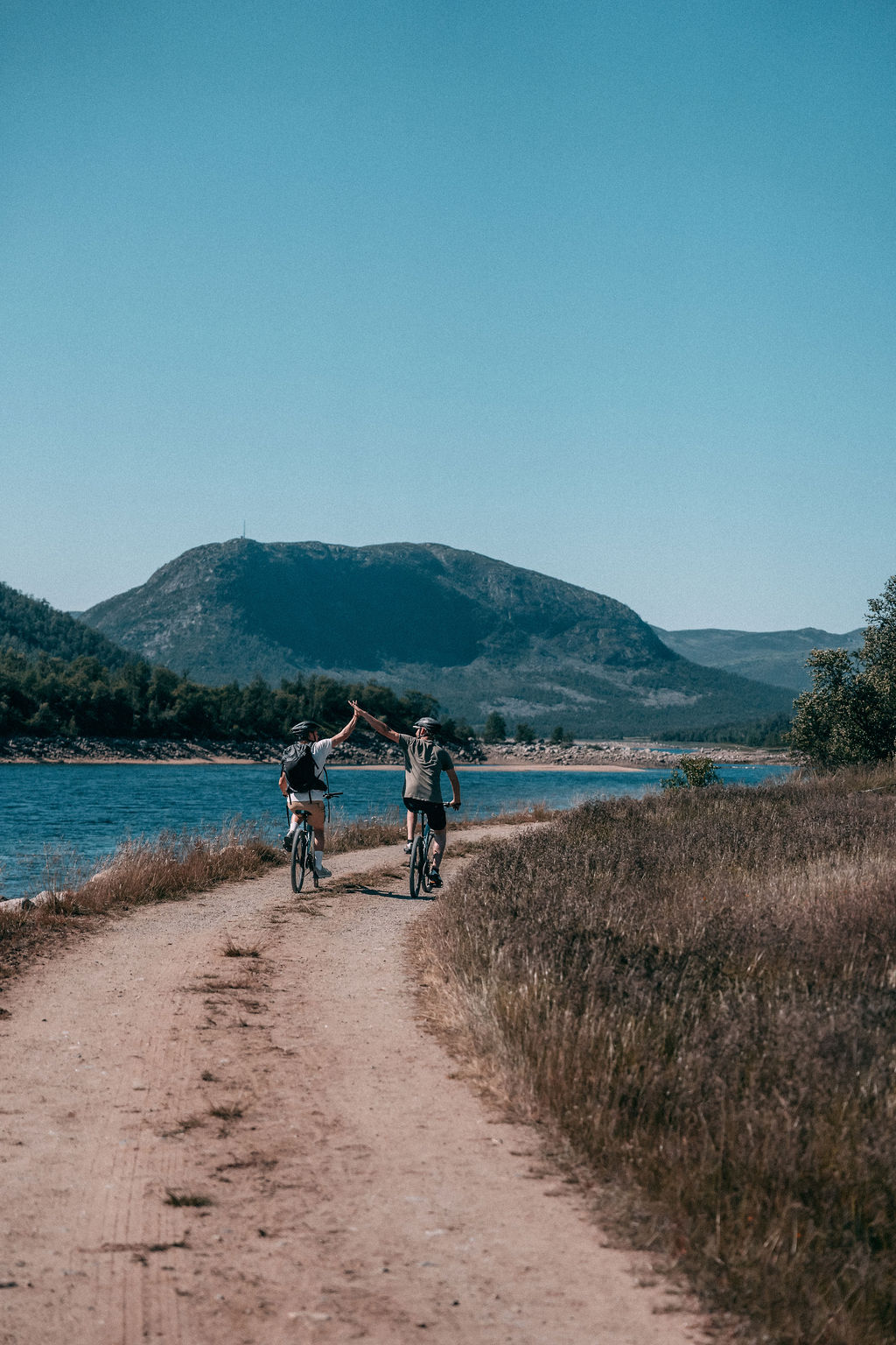 Sykkeltur langs fjellvann om sommeren i Rauland