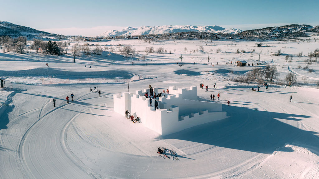 Snøborg på Rauland med fjellandskapet i Telemark bak