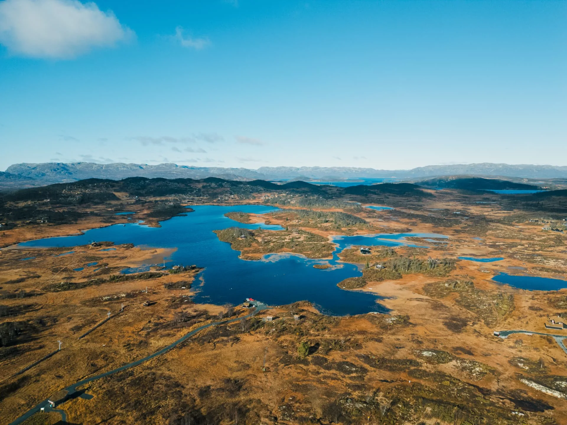 Fjellvann og myrlandskap i høstfarger sett fra lufta ved Rauland