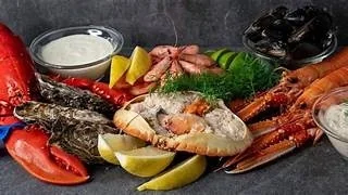 Skalldyrbuffet med hummer, krabbe, østers, langoustiner, reker og blåskjell på mørk steinplate