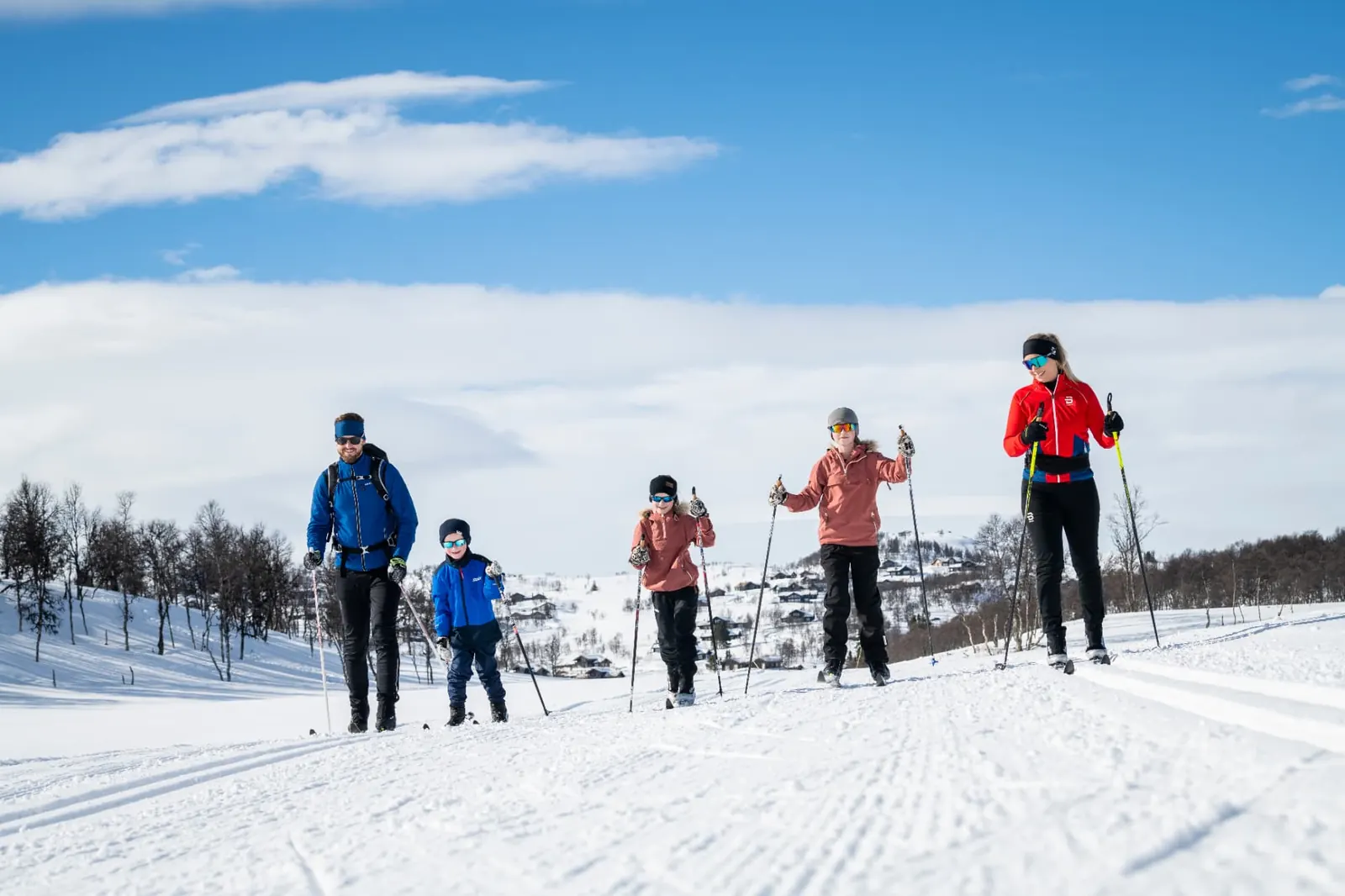 Familie på langrennstur i solskinn ved Rauland